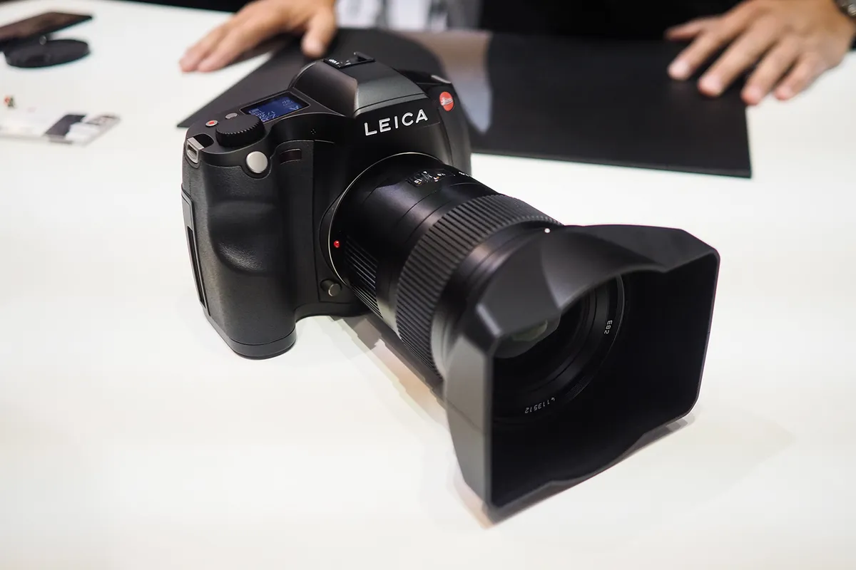 Leica et la Transition Vers le Sans Miroir dans les Appareils Photo Moyen Format : Analyse et Perspectives